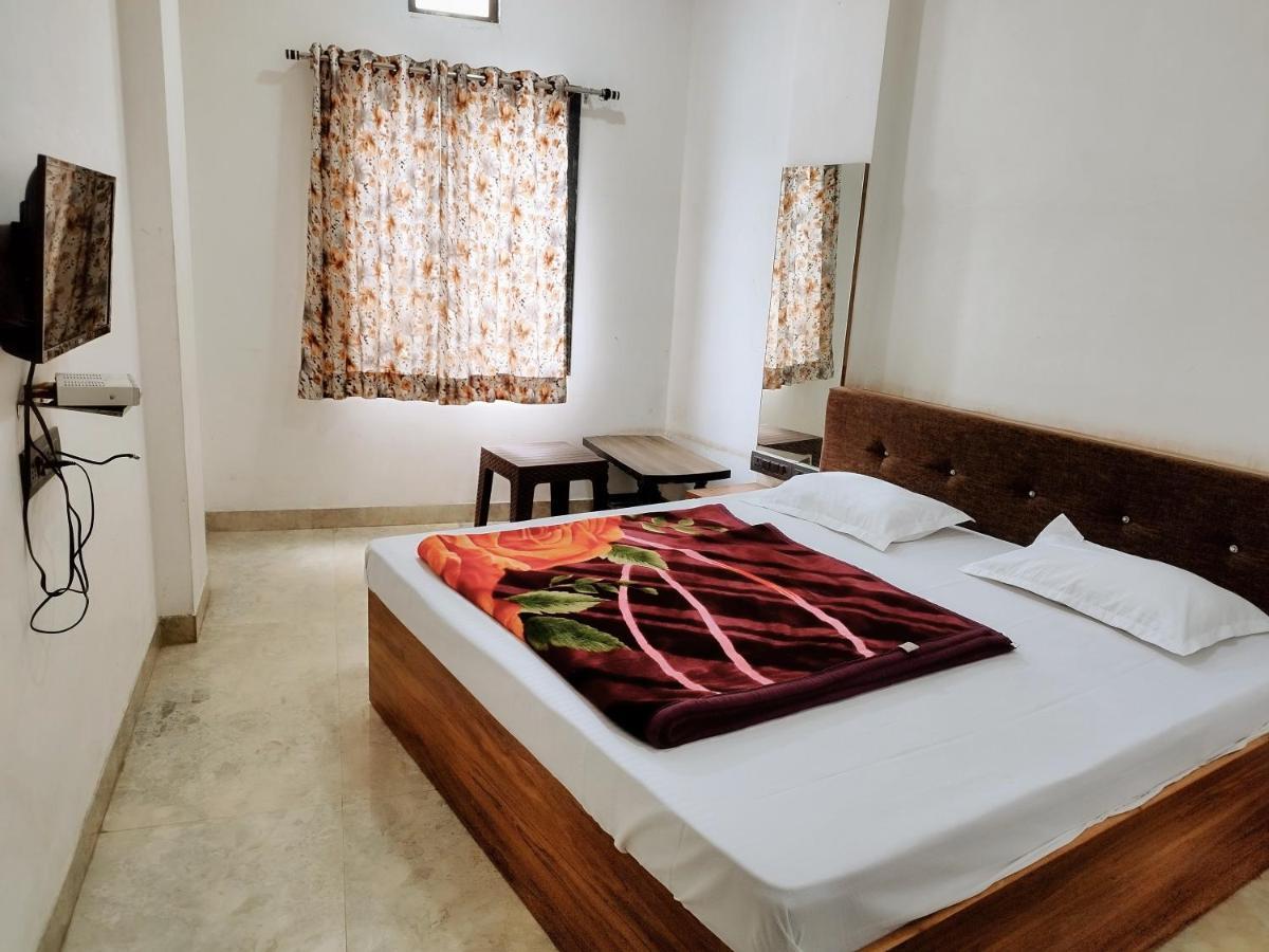 Hotel Guru Kripa - 500Mtr From Shreenathji Temple นาถดวารา ภายนอก รูปภาพ